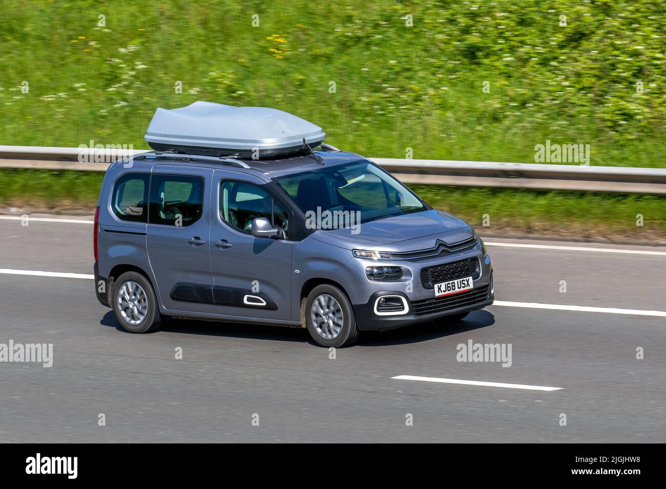 2019 der kleine, graue MPV 1200cc-Benzinmotor von M61, auf der Autobahn, Manchester, Großbritannien, ist mit dem Gefühl von PureTech S/S M 110 Start/Stop ausgestattet Stockfoto