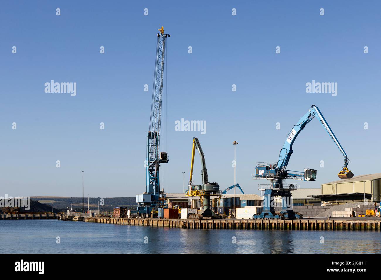 Poole Dorset England 9. Juli 2022 Blick auf Kraniche in der Hafenwerft. Stockfoto