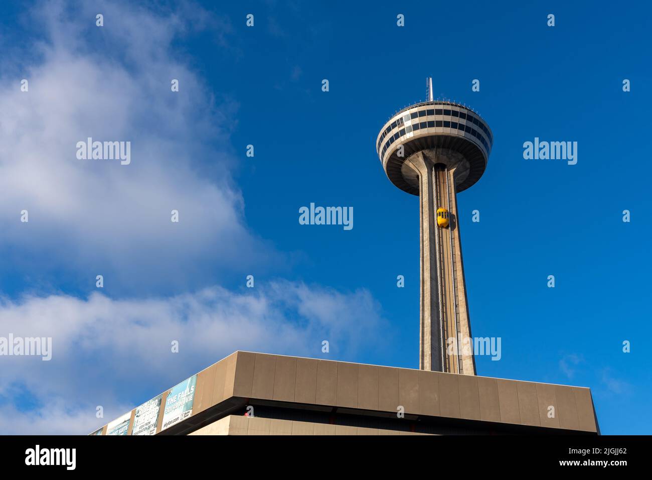 Niagara Falls, Ontario, Kanada - Dezember 19 2021 : Aussichtsturm Skylon Tower. Stockfoto