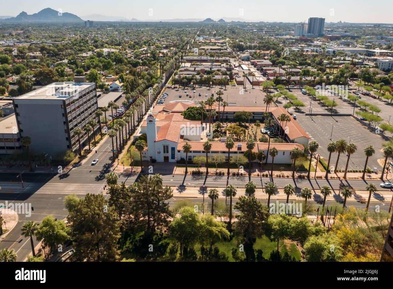 Luftaufnahme Der Central United Methodist Church Mit Verkehr Im Vordergrund In Phoenix, Arizona Stockfoto