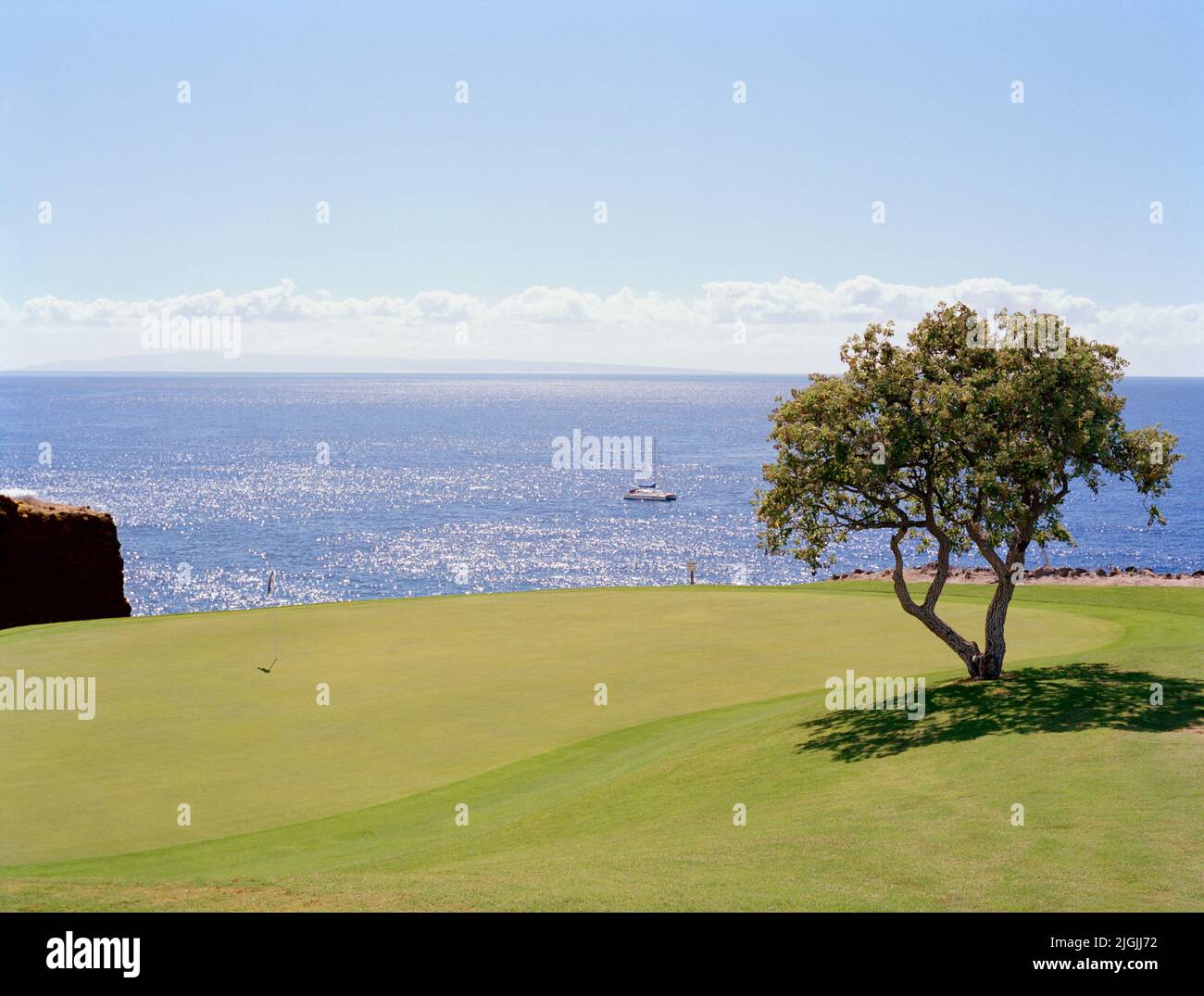Das 12.-Loch-Grün der Manele Golfplätze mit Blick auf den Pazifik im Four Seasons Resort Lana'i in Manele Bay. Lana'i, Hawaii, USA. Stockfoto