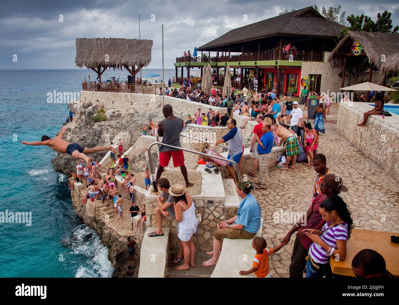 Jamaika, Rick's Cafe in Negril, wird als eines der 10 besten Cafés der Welt gewählt. Busse mit Touristen kommen hier besonders, um den Sonnenuntergang zu genießen und zu wa Stockfoto