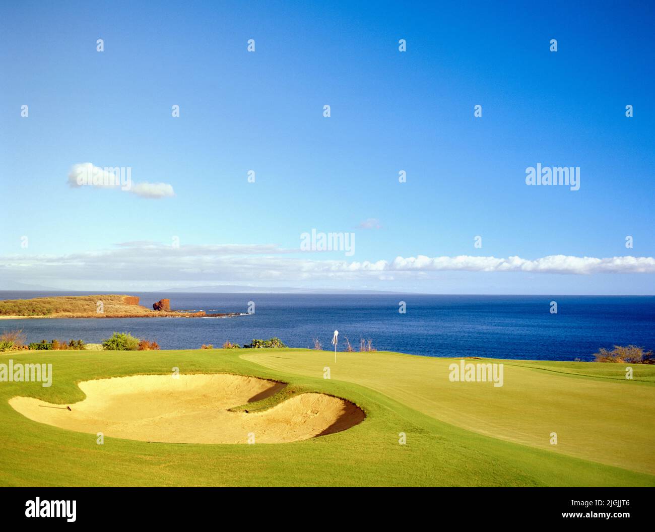 Das 17.-Loch-Grün der Manele Golfplätze mit Blick auf den Pazifik im Four Seasons Resort Lana'i in Manele Bay. Lana'i, Hawaii, USA. Stockfoto