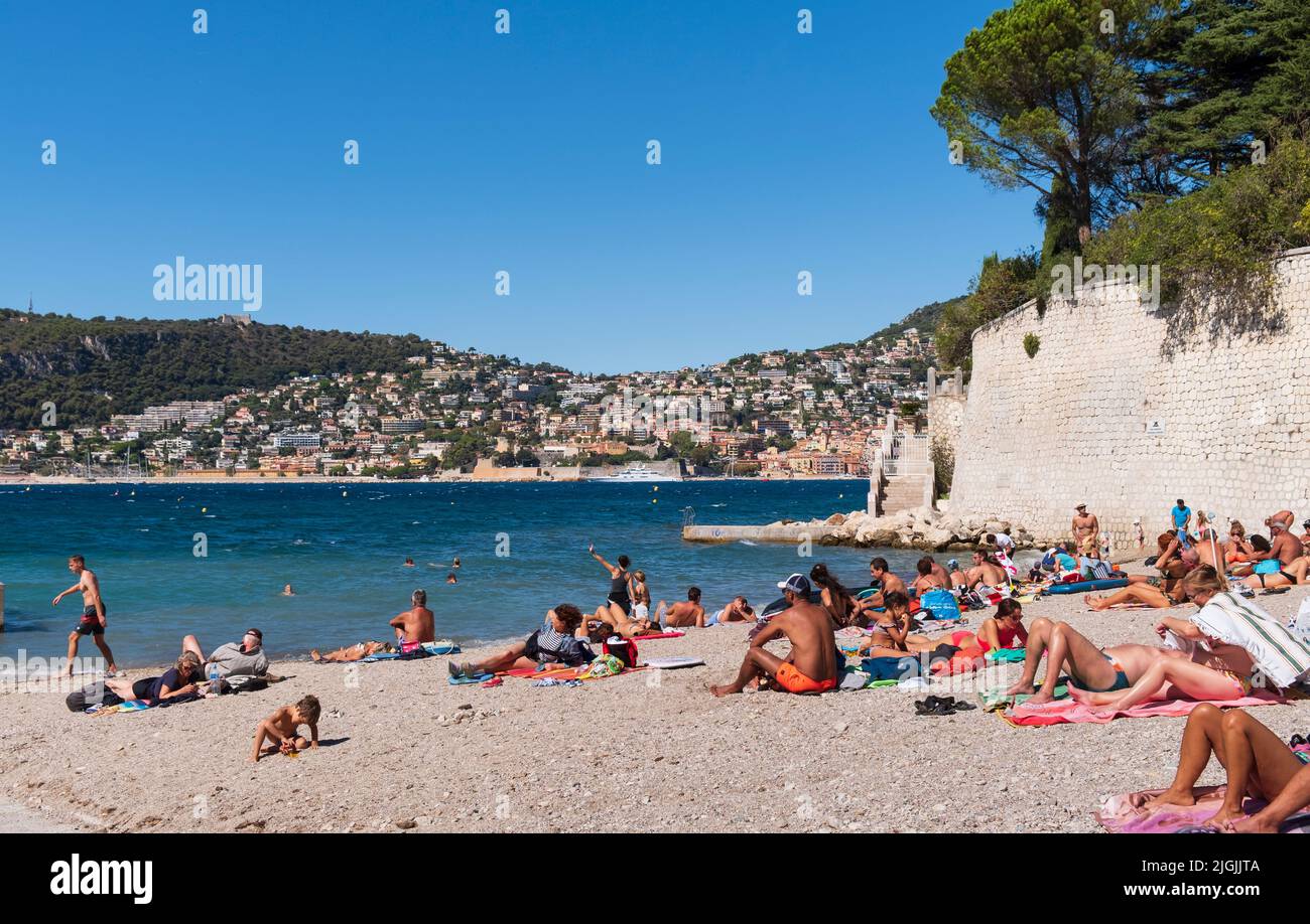 Strand an St. Jean Cap Ferrat mit Blick auf Villafranche-sur-Mer, Cote d'Azur, Frankreich Stockfoto
