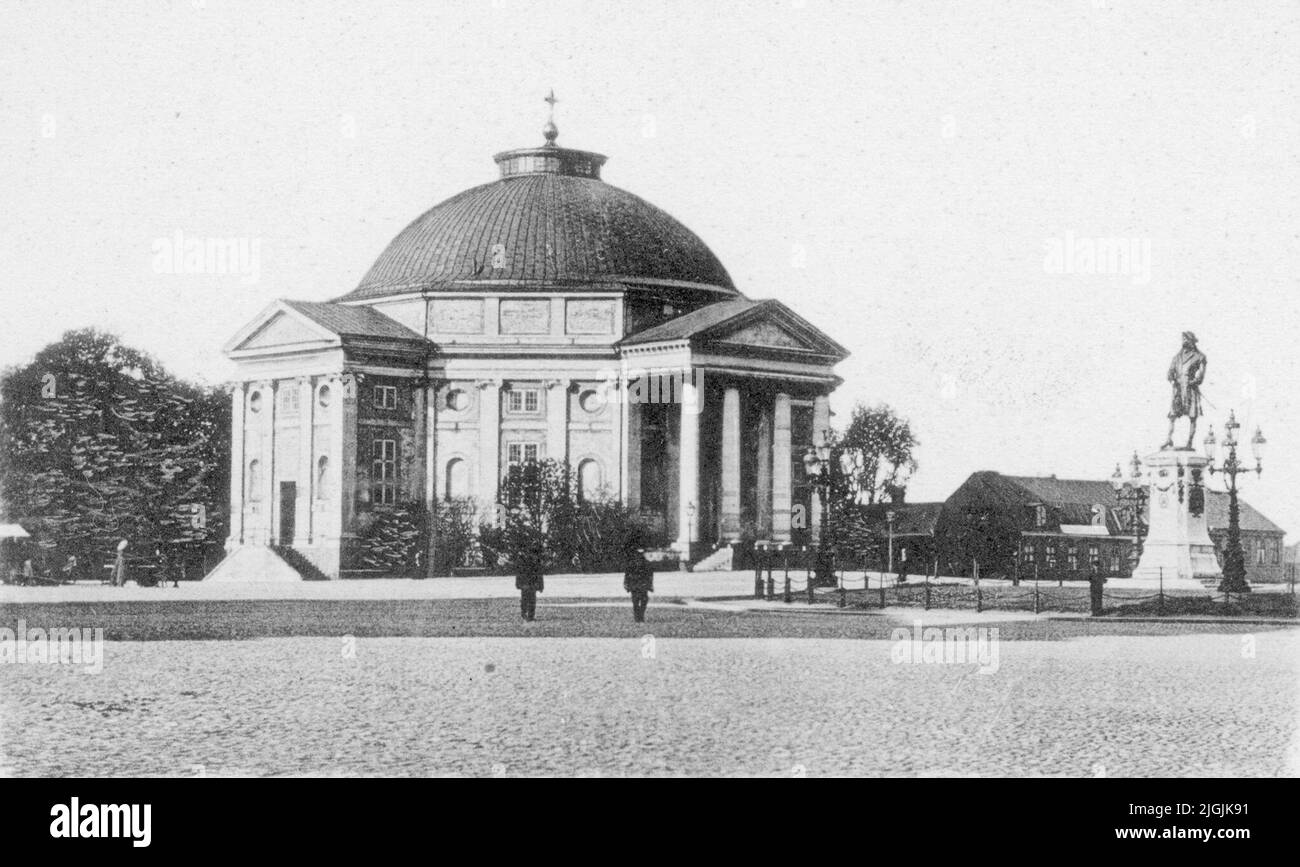 Torg Stadtansicht von Stortorget mit der Dreifaltigkeitskirche und der Statue von Karl XI. Stockfoto