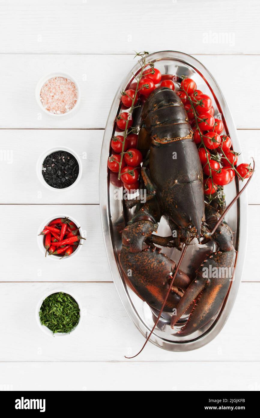 Großer roher Hummer auf dem Tisch, flach liegend Stockfoto