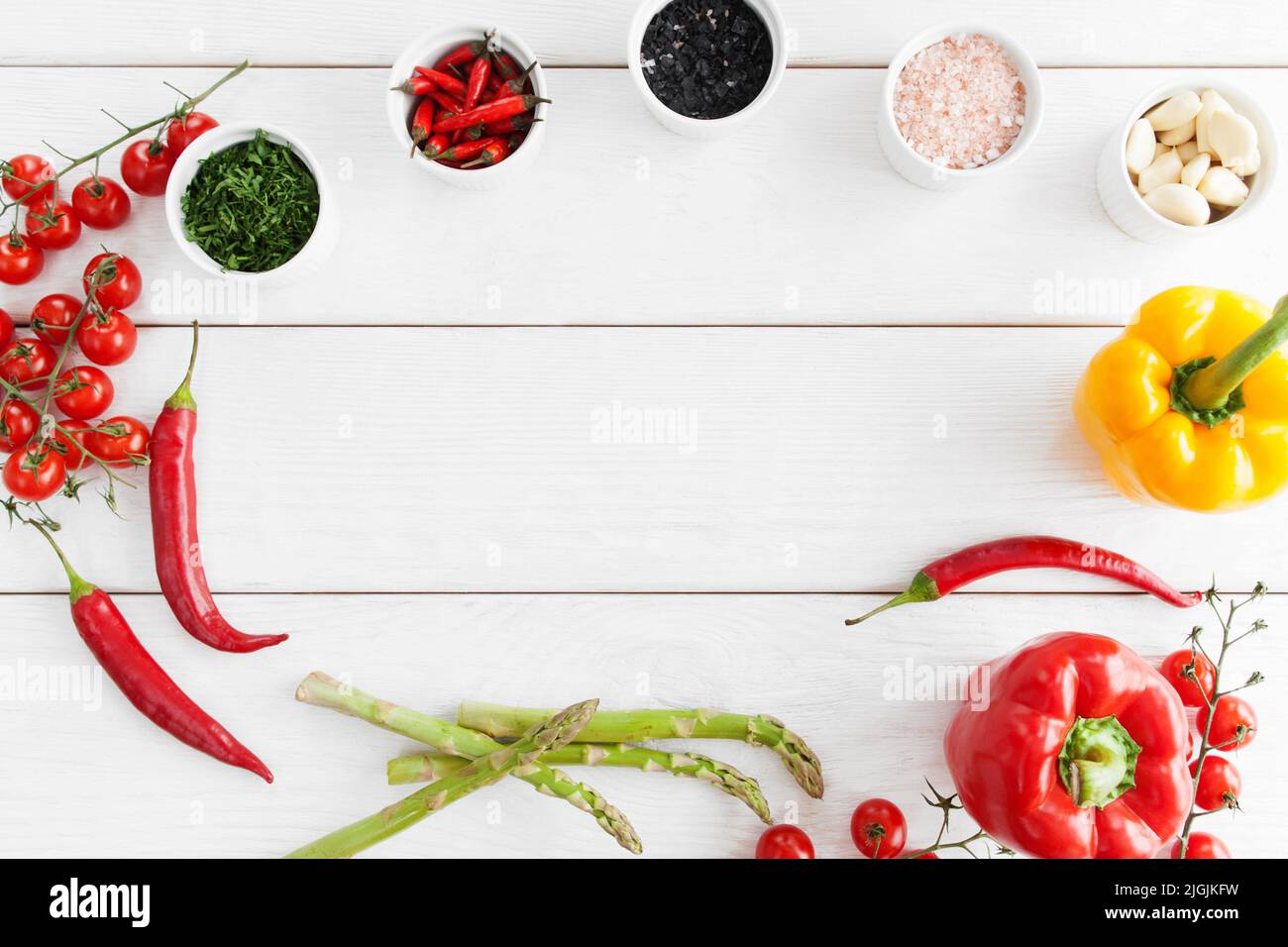 Rahmen von gesunden würzigen Speisen auf weißem Hintergrund Stockfoto