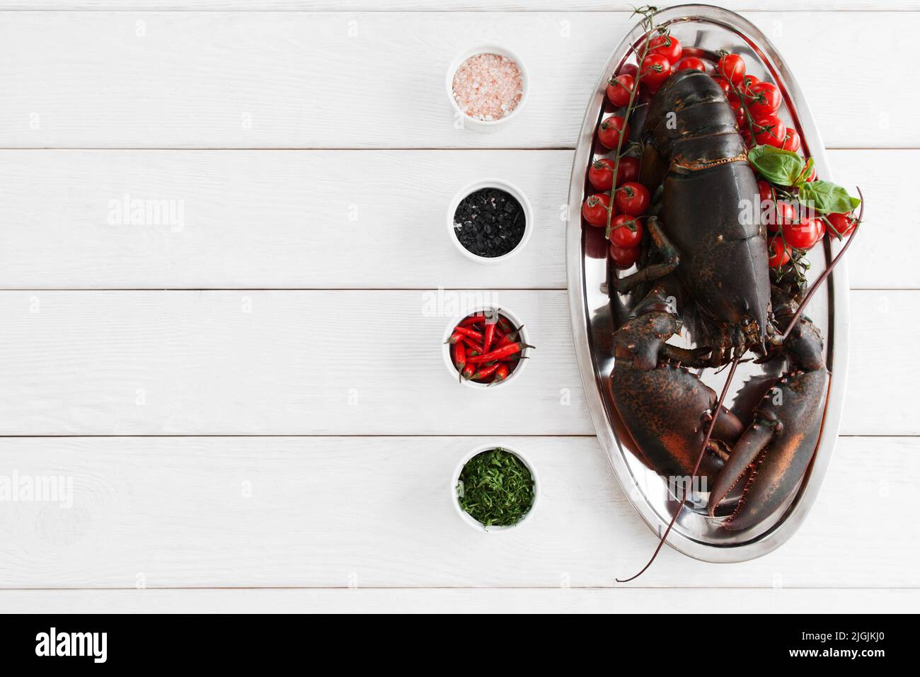 Großer roher Hummer auf dem Tisch, flach liegend Stockfoto