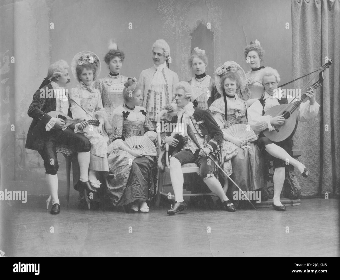 Festdag Maskerade Ball mit Männern und Frauen in siebzehn-Jahrhundert-Kleidung irgendwo in Schweden gekleidet. Stockfoto