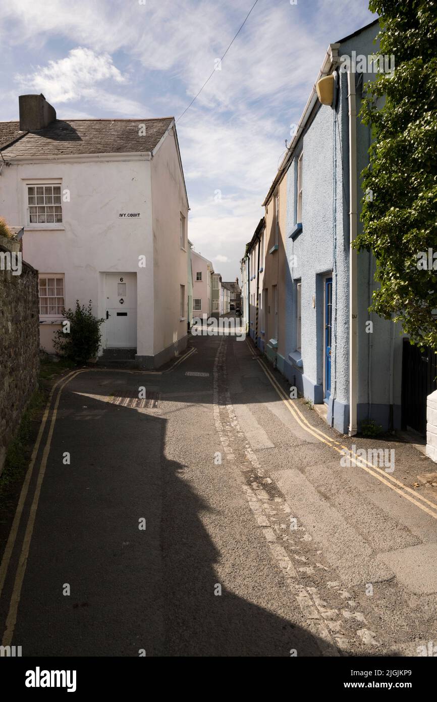 Irsha Street, eine der engen, gewundenen Straßen im malerischen, historischen Fischerdorf Appledore, Devon, Großbritannien, das auch für den Bootsbau bekannt ist. Stockfoto