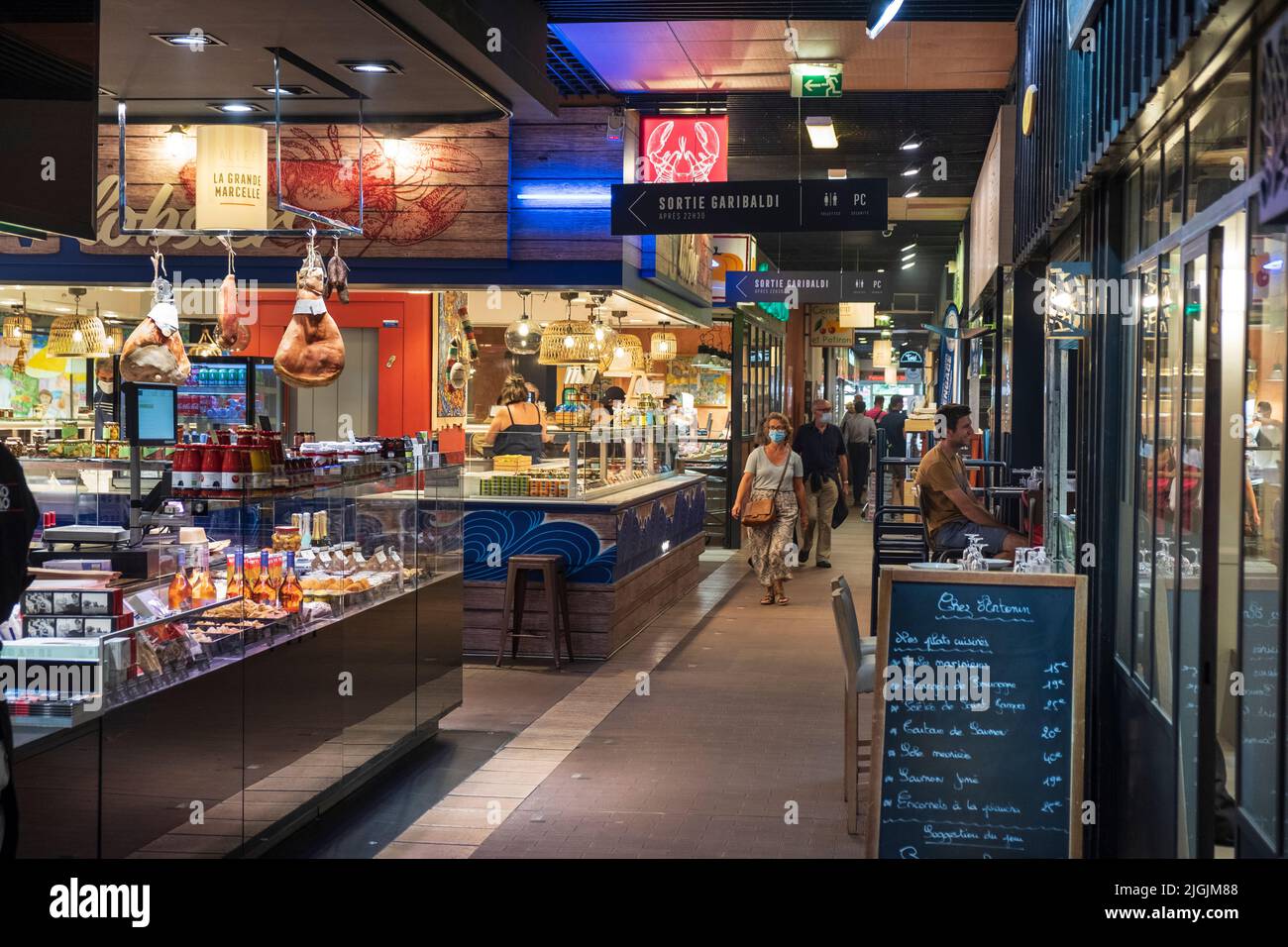 Interieur von Les Halles De Lyon Paul Bocuse, Lyon, Frankreich Stockfoto