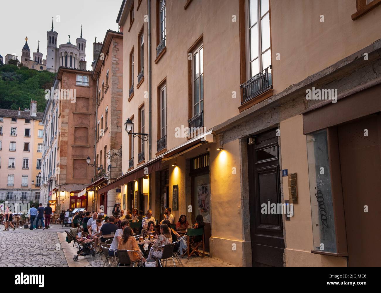 Street Restaurants im Old City Centre Vieux Lyon, UNESCO-Weltkulturerbe Lyon, Rhone Alps, Frankreich Stockfoto