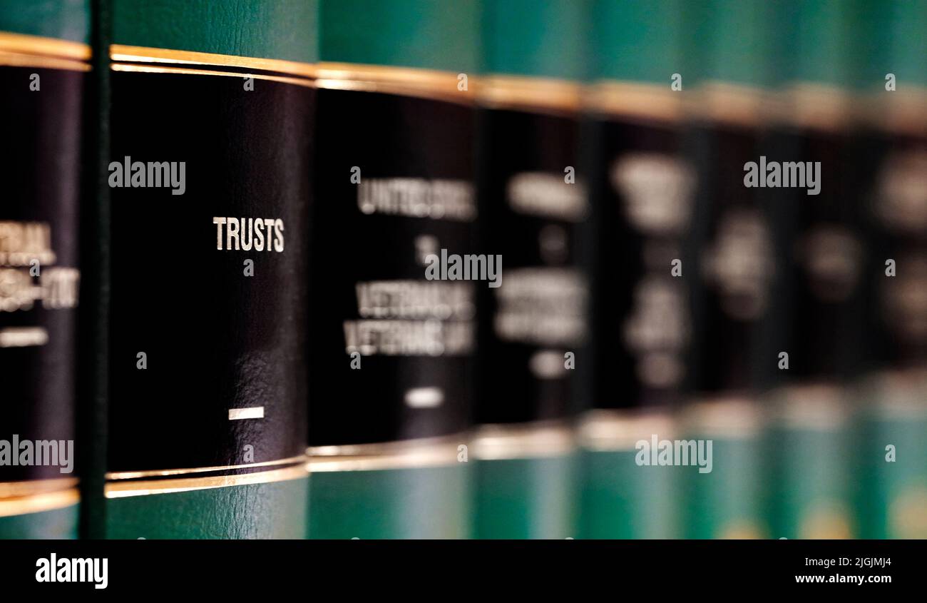 Bücher im Regal mit Etiketten für das Verständnis von Gerichtsverfahren Trusts und Estate Planning Stockfoto