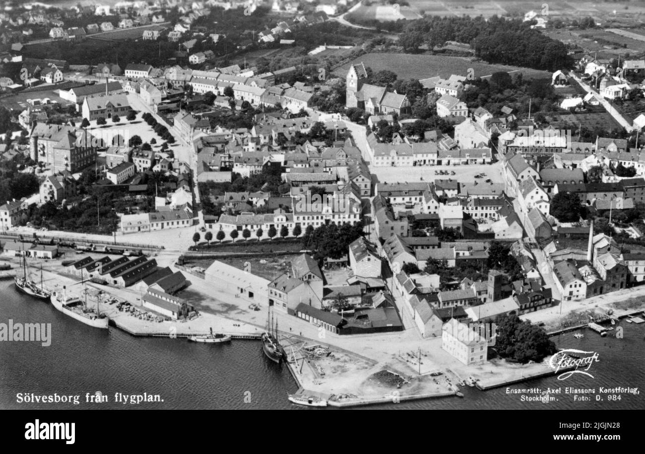 Stadsbebyggelse Luftbild über Sölvesborg mit dem Hafen im Vordergrund. St. Nikolai Kirche hoch oben im Bild. Einige Reservierungen für das Fotojahr sind verfügbar. Postkartensubstrat. Stockfoto