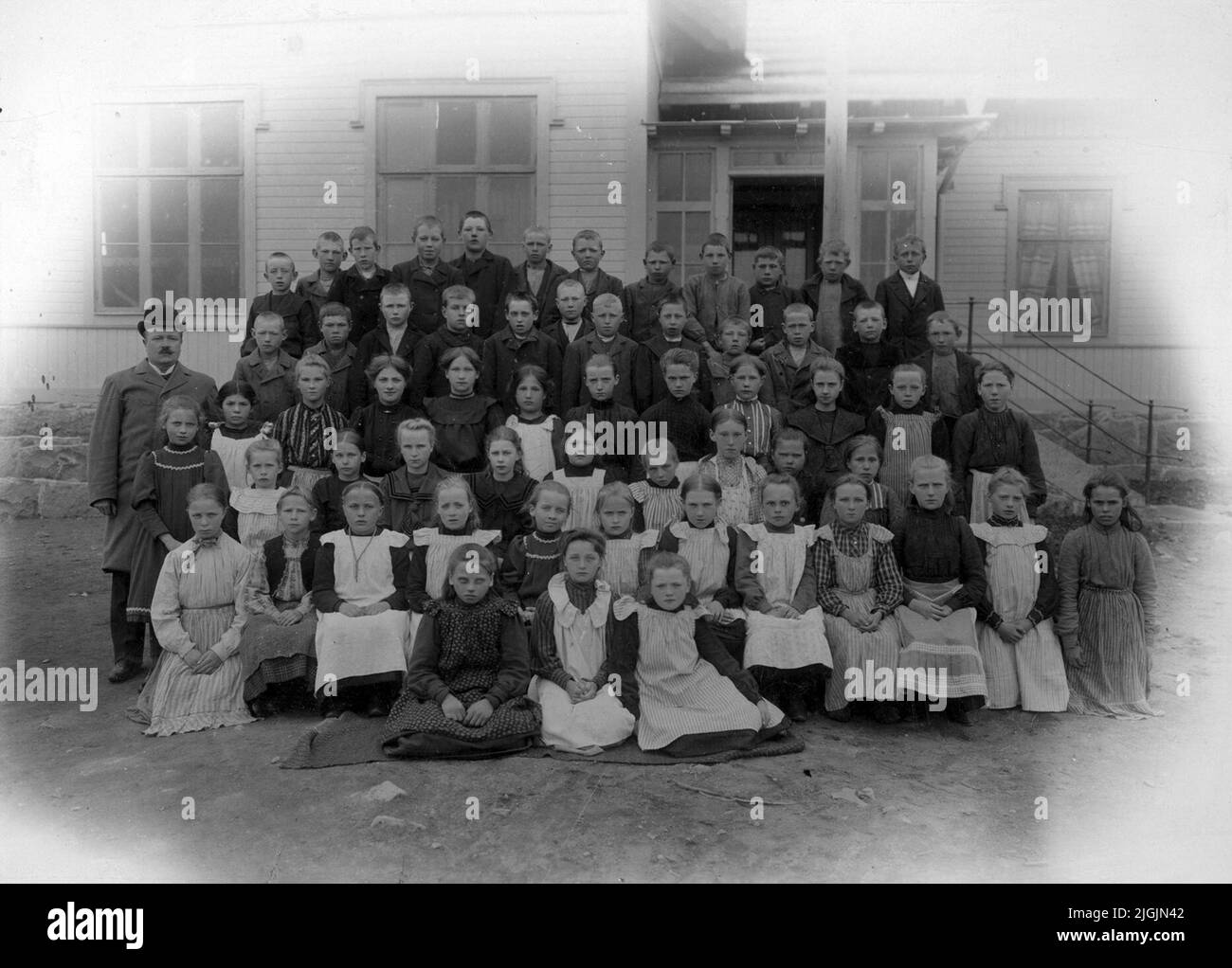 Skolklass Schule Klassen 3 und 4 in Ramdala Folk School, 1905. Die Lehrer sind Vilhelm Wallqvist. Die Studentin Anna Holmberg ist in der dritten Reihe von unten die Nummer 5 von links. Stockfoto