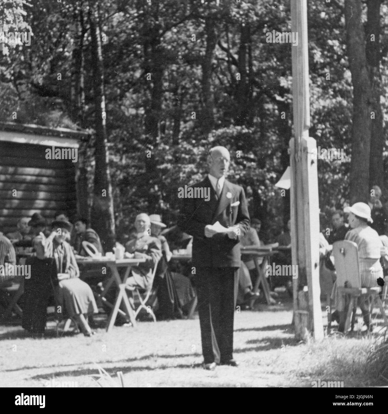 Landshövding Blekinges Gouverneur 1942-1948, Erik Lindeberg (1889-1967) Antrittsreden am Bleking Day 1943, um 13,00 Uhr von Kaffestugans Terrasse in Wämöparken/Vämöparken. Die Rede in ihrer Gesamtheit: Vor zwei Wochen musste ich eine andere Heimatparty, den Sankt Jacobi Markt in Lyckeby, begrüßen. Heute haben wir uns zum Bleking Day 1943 versammelt. Für uns ist es eine neue Erinnerung an die Heimat und die Grundwerte ​​of die Heimatstadt. In den späteren stressigen Jahren sind wir uns immer klarer geworden, dass wir Schweden gerade dabei sind, die Heimatstadt und das Mutterland wieder zu entdecken. Natürlich, wir, jeder in ihrem Stockfoto