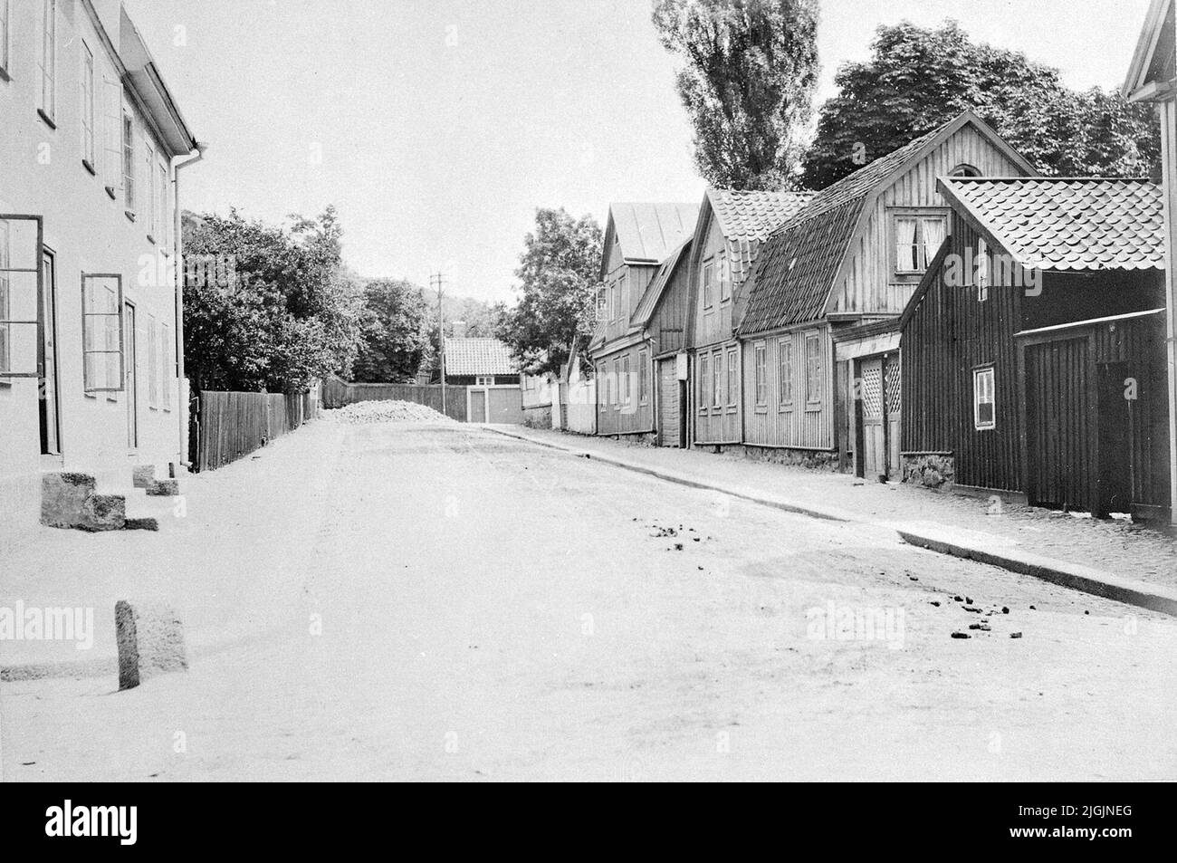 Das östliche Ende des Stadsdel Kyrkogatan unterhalb des Pfefferhügels mit einem klaren Außenklang. Die kleine Nachbarschaft hatte nur drei Grundstücke, 98, 99 und 100. Gegenüber sind kleine Handwerker und Wohngebäude. Stockfoto