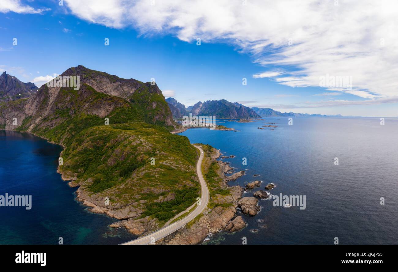Straße zum Dorf reine, umgeben von hohen Bergen und Meer auf den Lofoten-Inseln Stockfoto