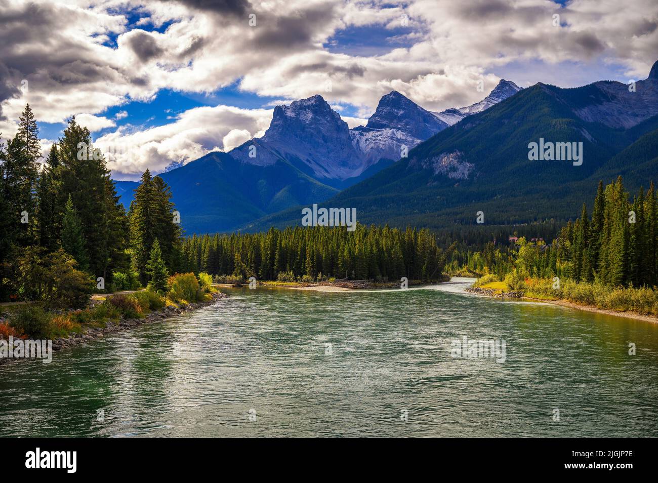 Bow River in der Nähe von Canmore in Kanada mit den kanadischen Rockies Stockfoto