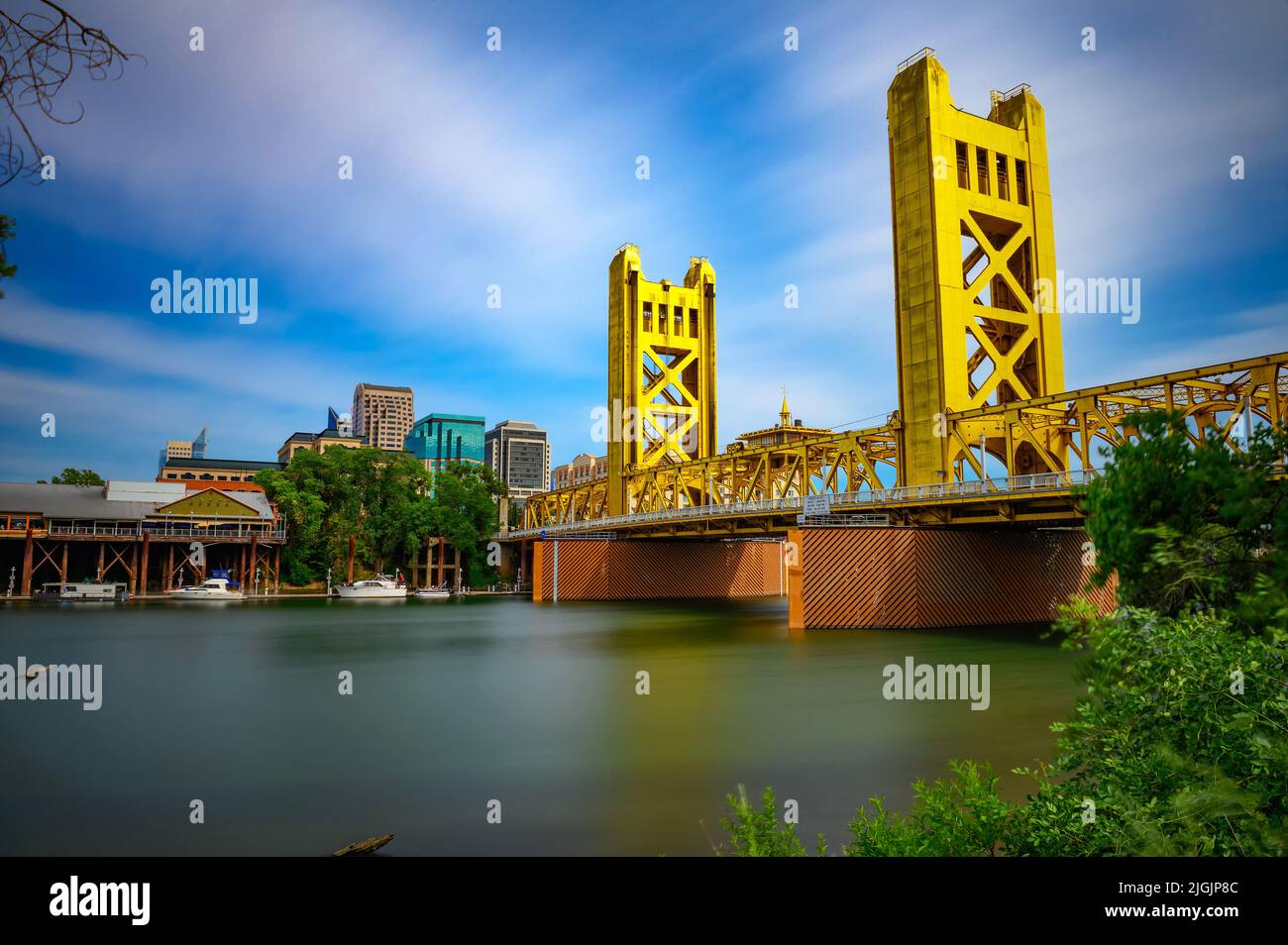 Gold Tower Bridge und Sacramento River in Sacramento, Kalifornien Stockfoto