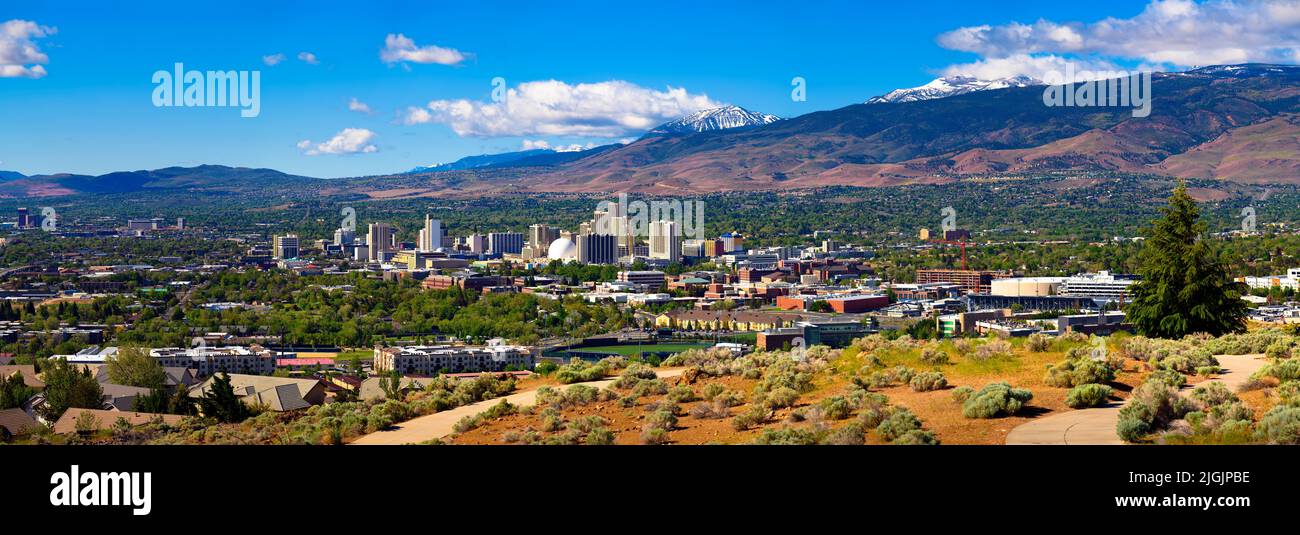 Downtown Reno Skyline, Nevada, mit Hotels, Casinos und umliegenden Bergen Stockfoto