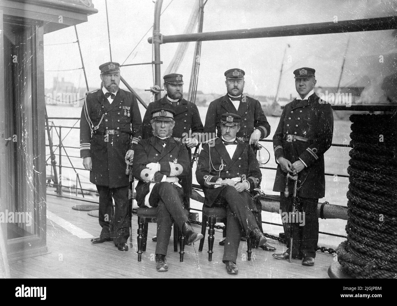 Fartyg das Kanonenboot Svensksund 1893 Flaggschiff. Von links Admiral F.W. von Otter und S.J.T.C. Ankerkrone. Von links stehend J.A. Eklöf, J.E. Wilhe, J. Lagerholm und C.E.L. Liljenkrantz. Stockfoto
