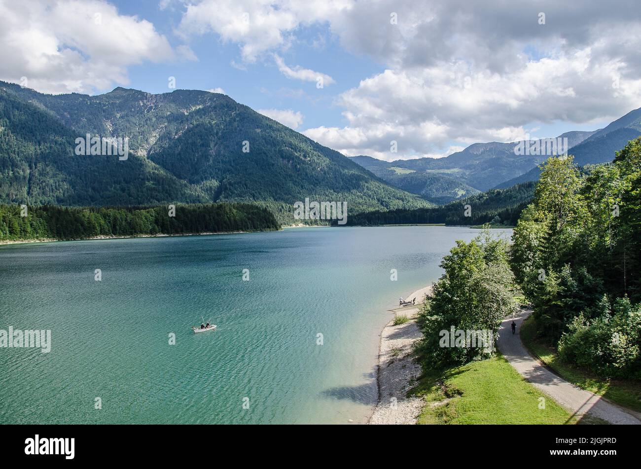 Der Sylvensteiner See (oder der Sylvensteiner Staudamm) ist einer der aufregendsten Orte im Isartal. Stockfoto