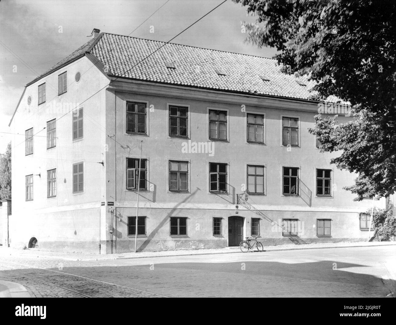 Kreuzung Borgmästaregatan - Östra Prinsgatan, Stadtteil Bonde 1-3 B in Karlskrona. Das Eigentum des Hofes Nordenskiöldska, zum Fotozeitpunkt, wurde hier das Blekinge Museum betrieben. Stockfoto