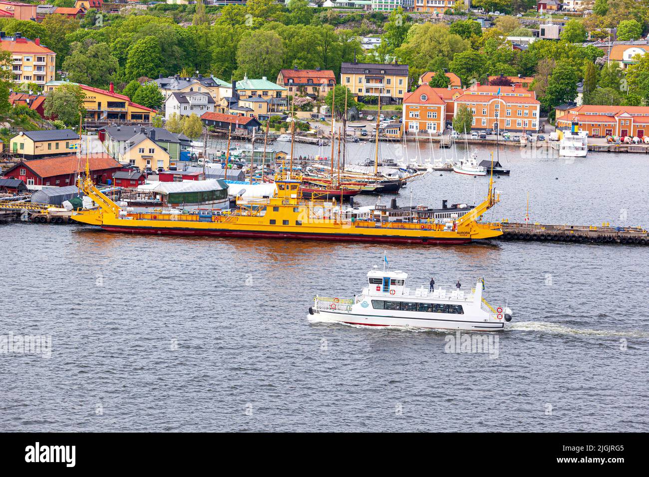 Fähren und Boote in Djurgården im Stockholmer Archipel, Schweden Stockfoto