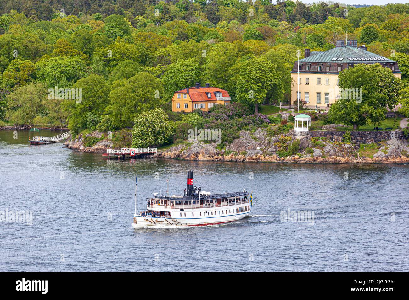 Das Touristenboot MS Ostana I (Baujahr 1906) verlässt Djurgården im Stockholmer Archipel, Schweden Stockfoto