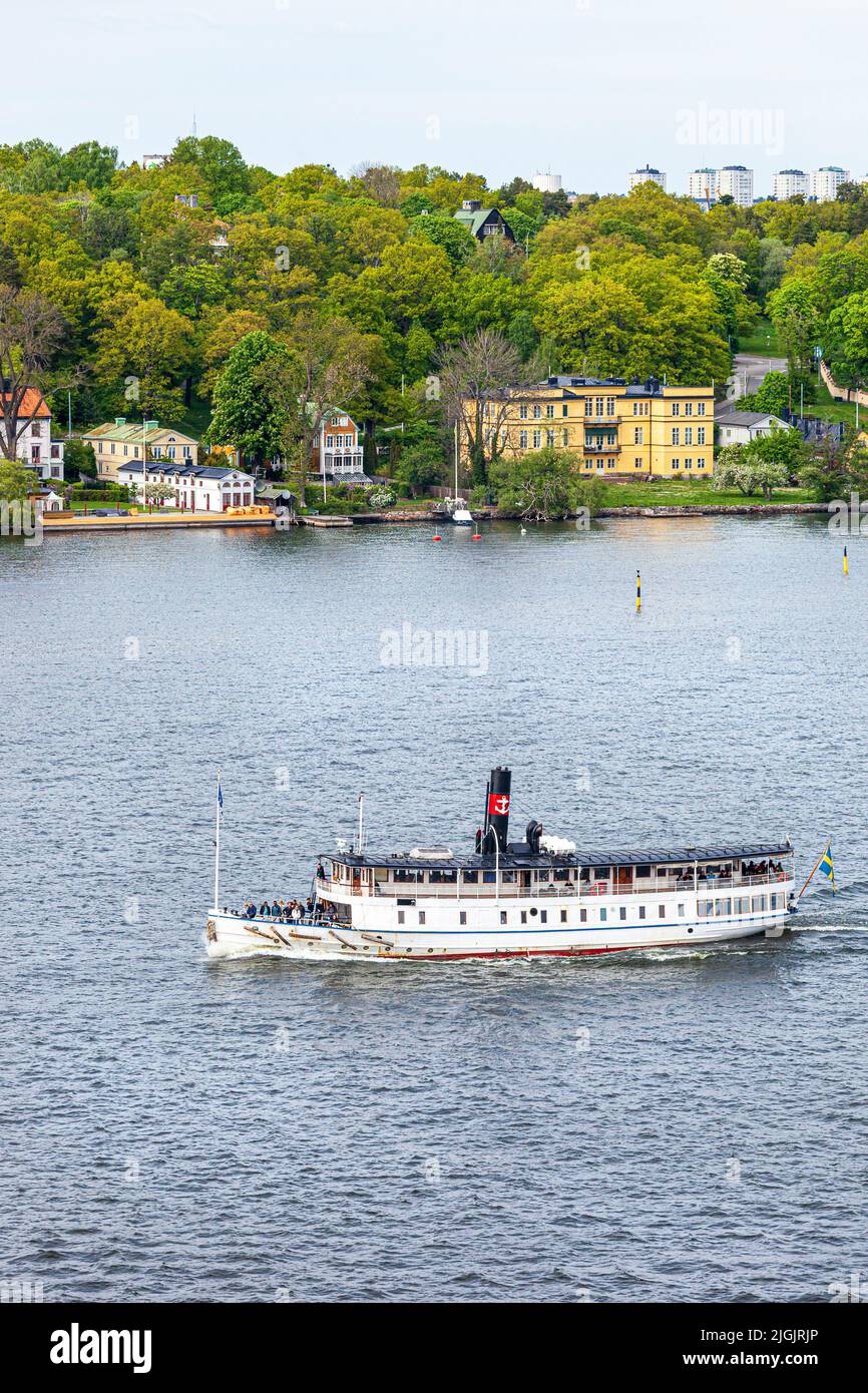 Das Touristenboot MS Ostana I (Baujahr 1906) führt über die Insel Djurgården im Stockholmer Archipel, Schweden Stockfoto