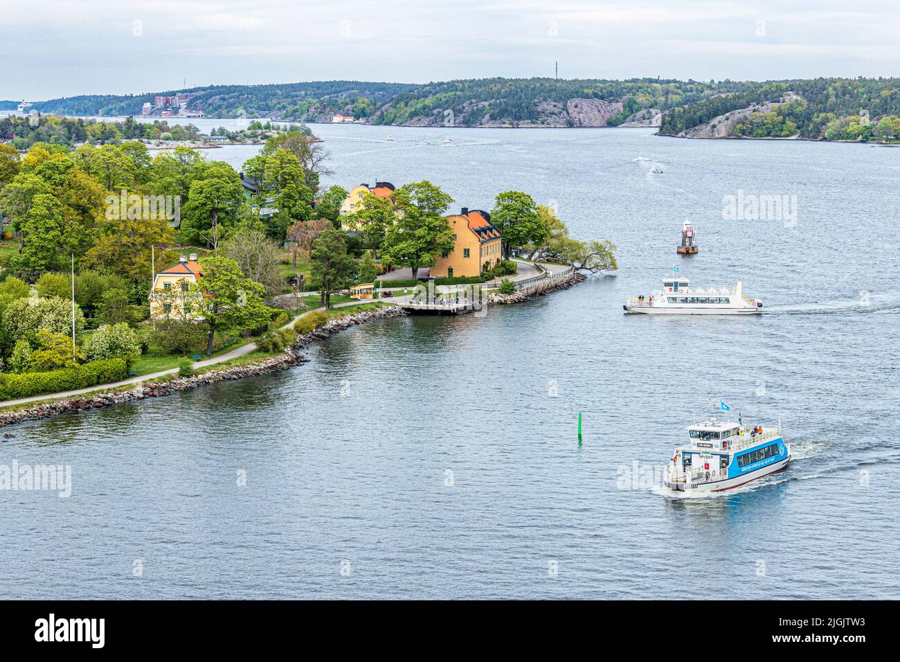 Das Passagierschiff „Sjovagen“, das die Fähre nach Blockhusudden auf der Insel Djurgården im Stockholmer Archipel, Schweden, passiert Stockfoto