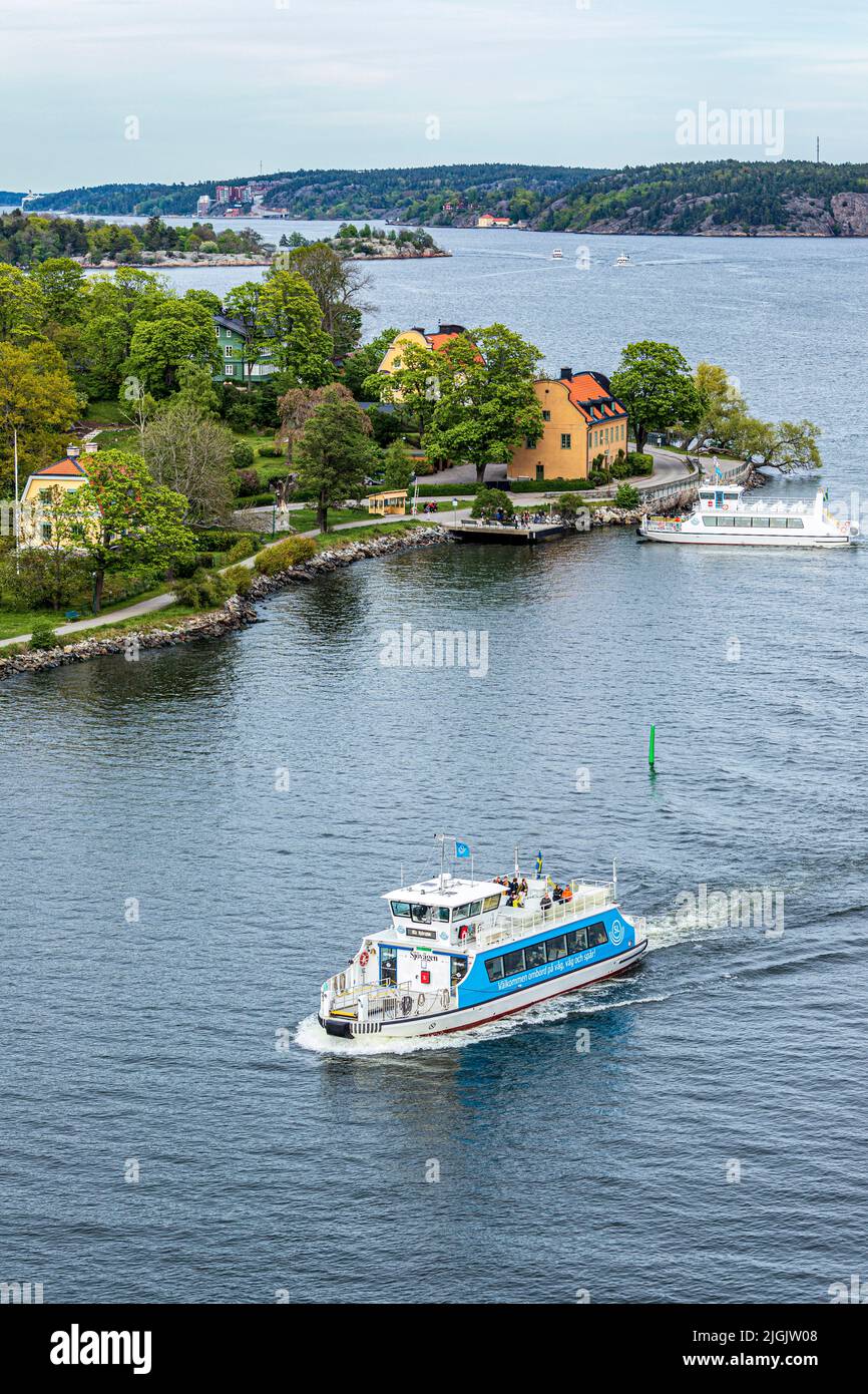 Das Passagierschiff „Sjovagen“, das die Fähre bei Blockhusudden auf der Insel Djurgården im Stockholmer Archipel, Schweden, passiert Stockfoto