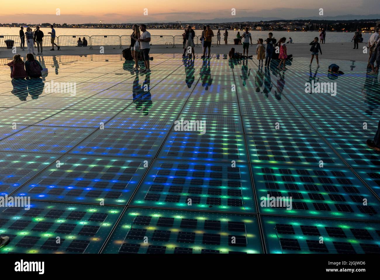 Besucher bei Nikola Basic's Sun Salutation Lighting Display, Istarska Obala Promenade, Zadar, Kroatien Stockfoto