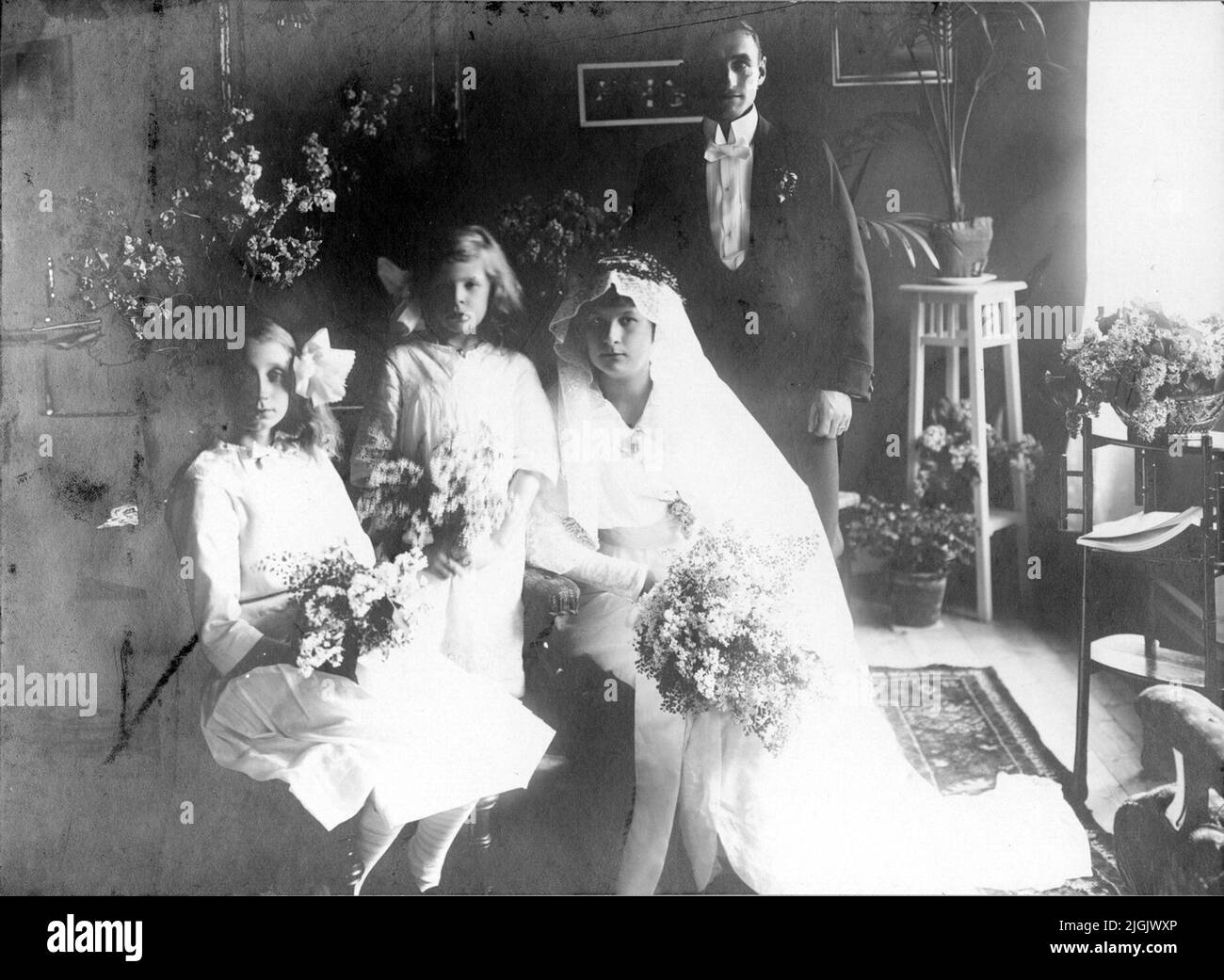 Bröllopsfoto das Brautpaar Karl Johansson und Sigrid Lagerholm. Mit der Cousine der Braut Dagny Rosendahl als Brautjungfer. (Geboren 1902-08-26). Verheiratet Mit Åhlfeldt. Horse Island Nummer 17062. Plus unbekannte Mädchen. (Stehend). 1. Juni 1914. Rådhusgatan 7. Karlskrona. (Das Haus der Braut). Stockfoto