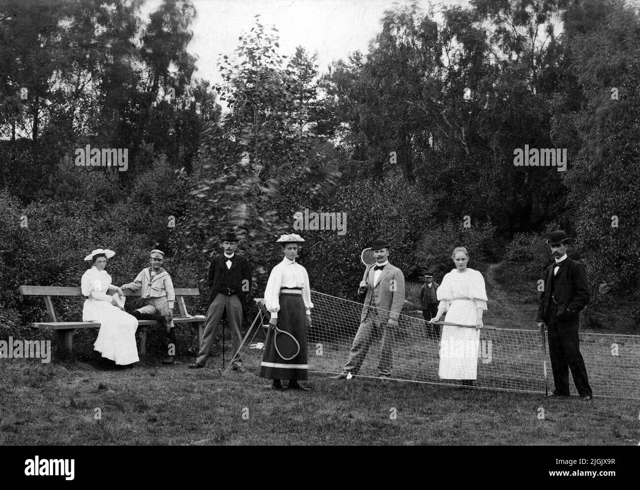 Tennis Tennis -Spielen Männer und Frauen auf einem Rasen. Stockfoto