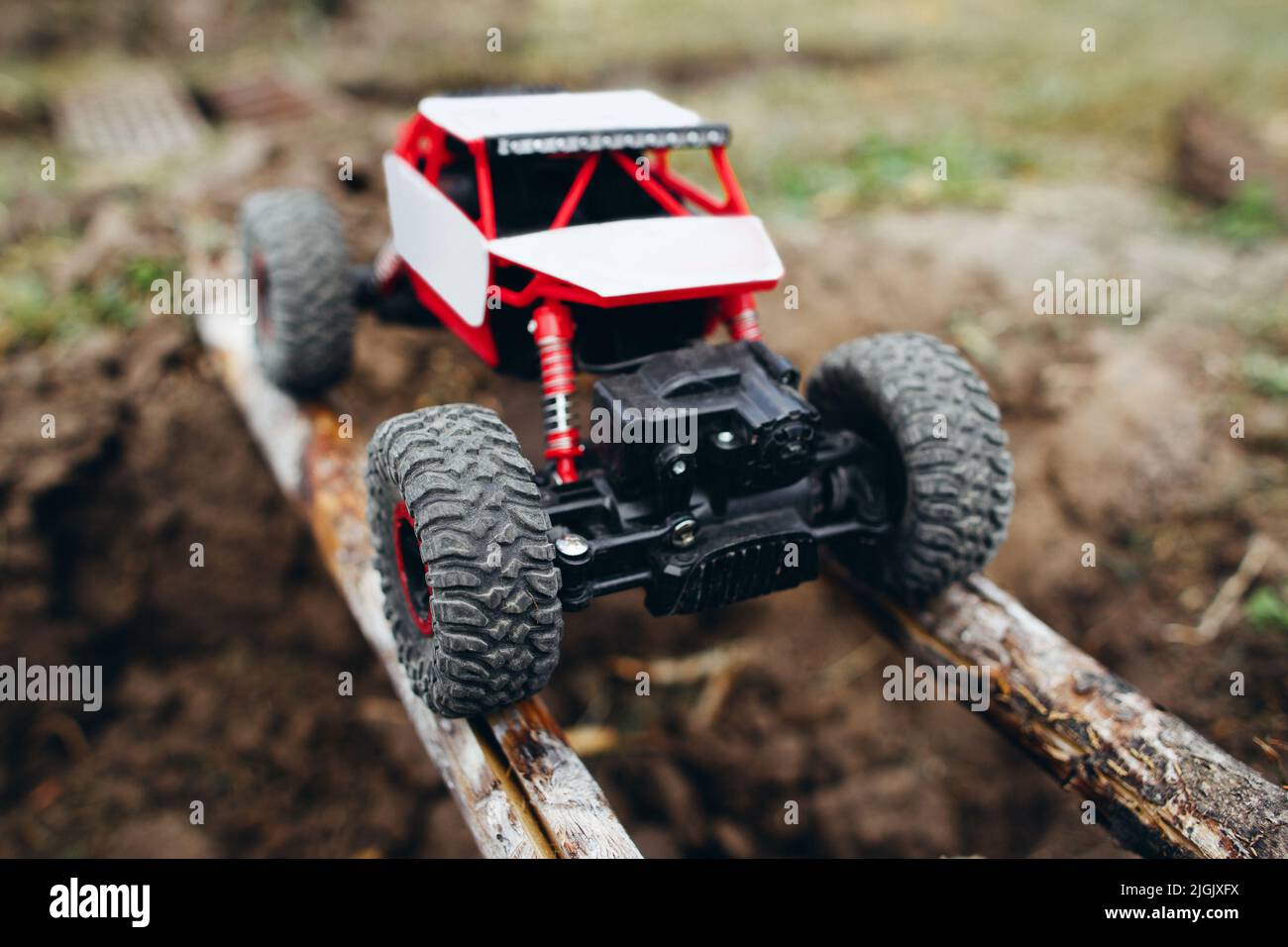 RC Auto Straßenfahrt auf Holzbalken über hohl Stockfoto