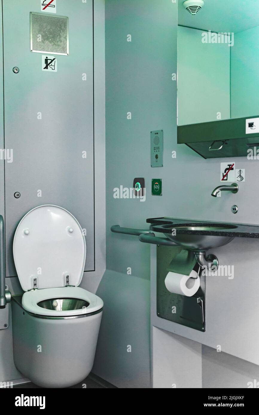 toilettenausstattung im Pendlerzug Stockfoto