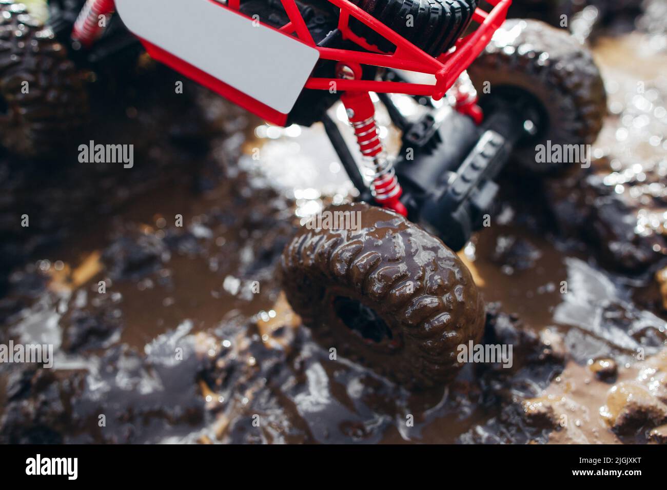 Kleine Autoräder in Nahaufnahme von Schlamm Stockfoto
