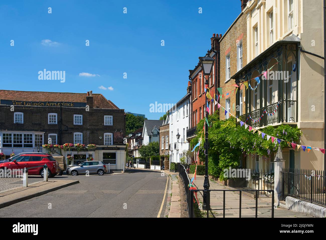 Häuser entlang der Church Street in Old Isleworth, im Londoner Stadtteil Hounslow, West London, Großbritannien Stockfoto