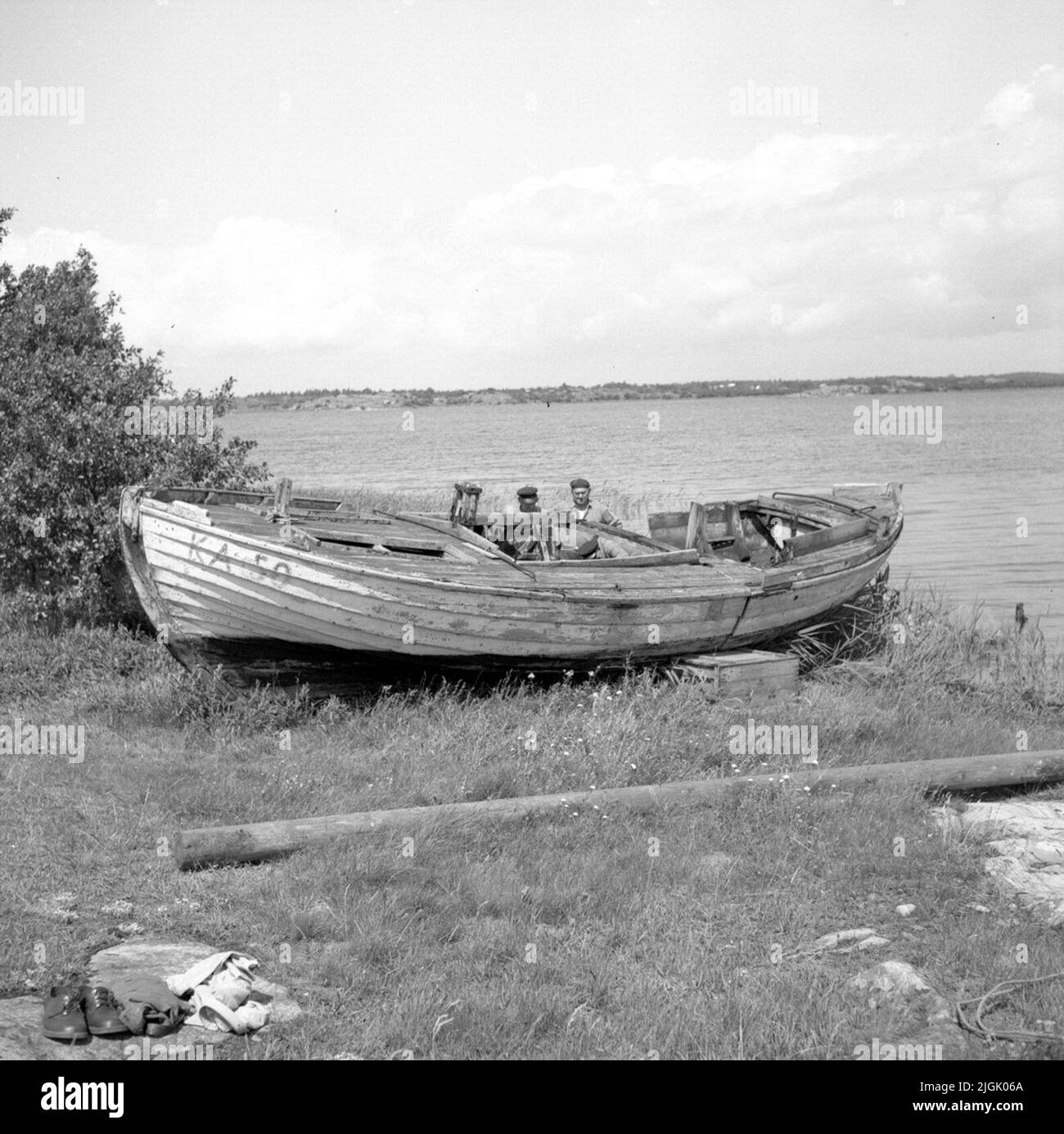 båt KA 50 'soan' ist erschöpft und sollte auseinandergeschnitten werden. Der hintere Teil wird zum Blekinge Museum transportiert. Auf der rechten Seite befindet sich das Amanuens Nils Nilsson, Blekinge Museum. Stockfoto