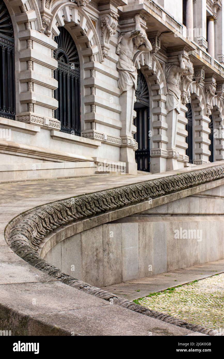 Detail der Architektur auf der Camara Municipal do Porto ein stadtrat Gebäude im Zentrum von Porto eine Stadt im Norden Portugals. Stockfoto