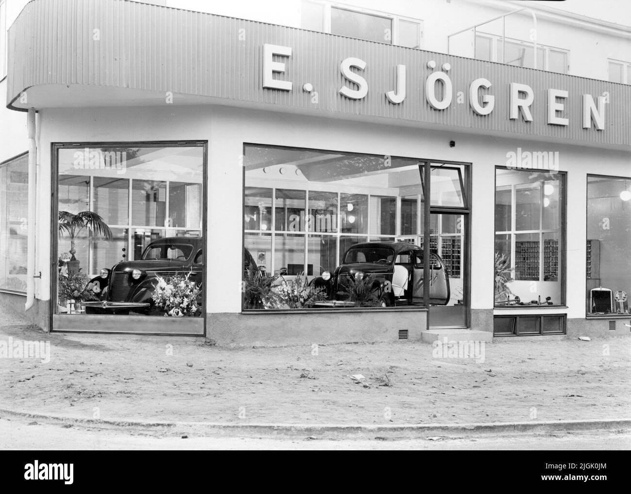 Affärsbyggnad E. Sjögrens Volvo Vertrieb im Jahr 1940s. Schließlich wurde er durch Sven Jepssons VW, den 1950-60s, ersetzt. In den Jahren vor dem Abriss (Februar-März 2008) des Geschäftsgebäudes befanden sich unter anderem Jysk-Einrichtungsladen im Gebäude. Stockfoto