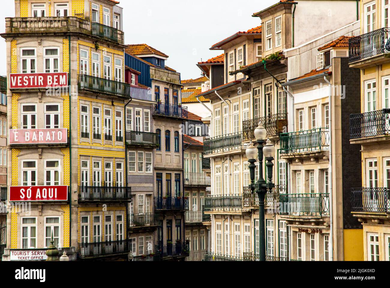 Typische Gebäude in der Nähe des Bahnhofs Estacao de Sao Bento im Zentrum von Porto, einer bedeutenden Stadt im Norden von Portiugal. Stockfoto