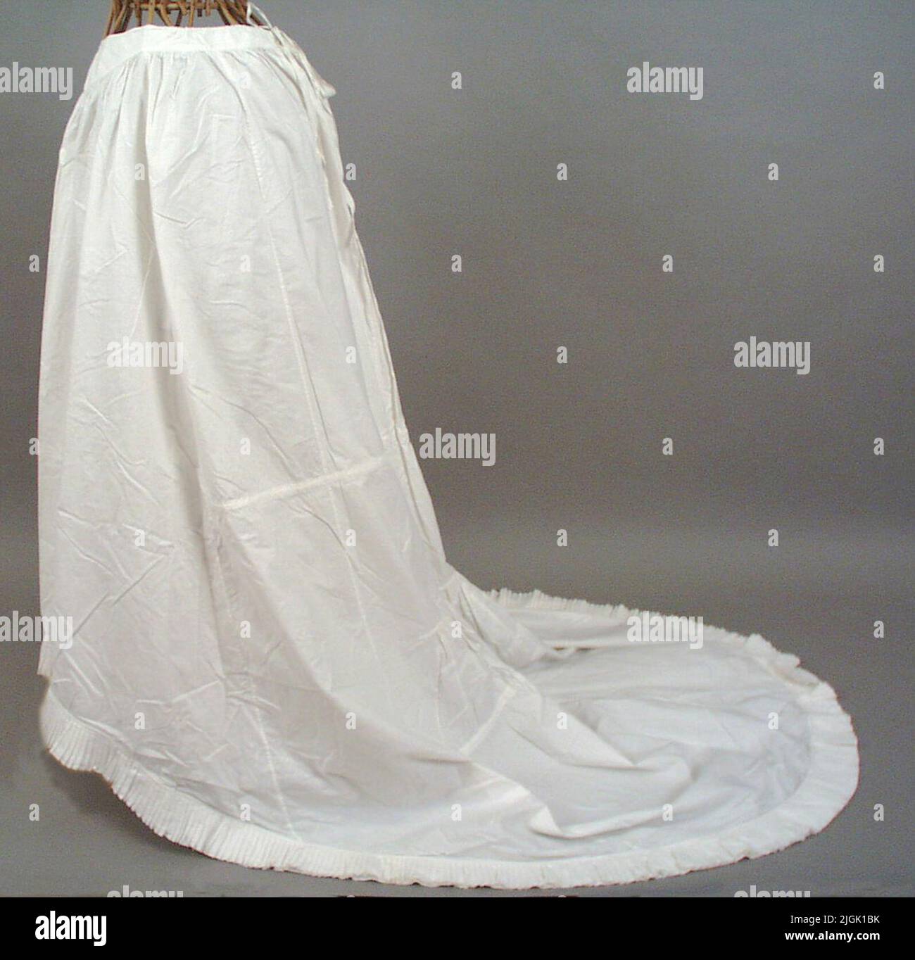 Kjol Sub -Rock aus weißer Baumwollscheibe für langes Kleid mit Anhänger. Taille mit Rüschen unten. Aufgenähte Plistered-Kante. Ziehen Sie den Schuh an der Taille und binden Sie die Bänder hinten. Länge vorne, 950 mm, hinten 1667 mm. Wurde von Frau Elise Ruben verwendet. Geboren 1861-08-23, verlobt 1880. Verheiratet 1881-09-11 in Hamburg mit Großhändler Anton Ruben. Eigenes Haus auf Drottninggatan 48, Karlskrona, und das Grundstück Avvelsgärde in der Gemeinde der Loose. Frau Ruben starb am 1933-02-23. Der Gegenstand, der irgendwann im Zeitraum 1880-1906 verwendet wurde. Geschenk im Jahr 1942 von Agronom Edvard Ruben, AvVelsgärde. Stockfoto