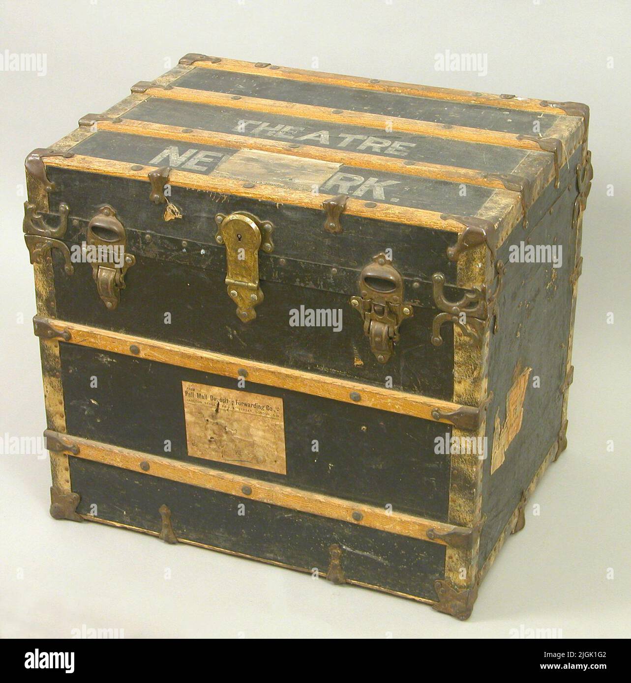 Koffert rechteckiger schwarz-brauner Anzug aus Holz. Schwarz lackierte, oberflächenvernietete Längs- und Querbalken aus Holz. Messing- und Eisenbeschläge. Griff aus Leder, gebrochen, Bügel aus Eisen, auf einer Seite. Auf der anderen kurzen Seite fehlt es komplett. Deckel mit zwei Scharnieren, Schnappverschluss mit Messingschnallen, für die Inszenierung, und drehbares Schlüsselschloss. Schlüssel fehlt. Schwarz lackiertes Messing und Eisenbänder um den Sarg des Deckels und den unteren Rand des Bodens. Innen, mit Stoff gekleidet, sowie feste Teile von Kabineneinsätzen aus Messing mit bedruckten Lackdetails. Eine feste zweiseitige Steuerschiene für den Deckel, ein Stockfoto