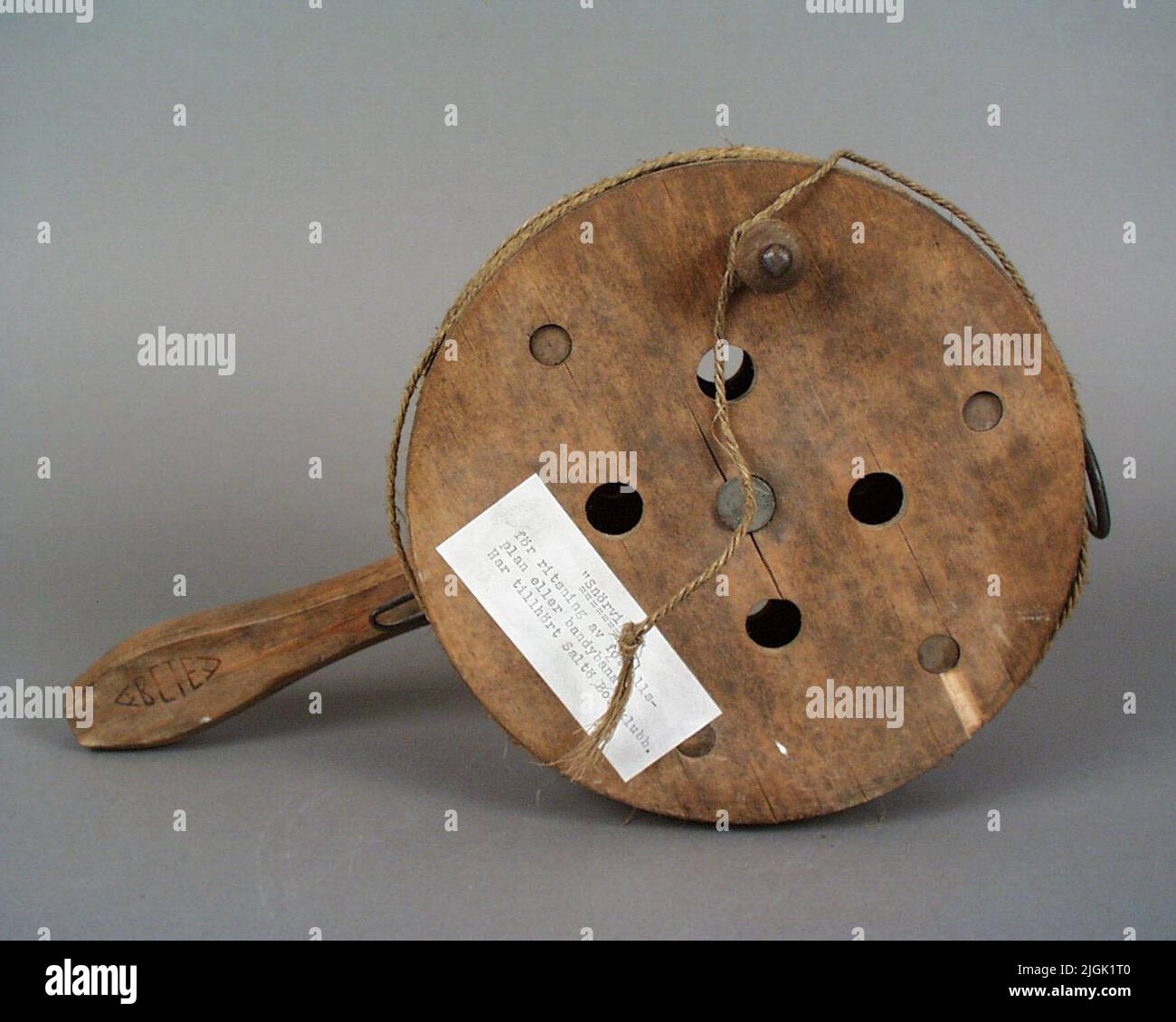 Snörvinda Spitzenwind. Kreisförmiger Wind am Griff. Die Spitze aus Hanf rollte sich zusammen. Ausgerollt, wenn das Bandy- oder Fußballfeld durch Kreidelinien markiert werden soll. Barrierefreier Saltö-Ballclub. 1940-50s. In den späten 40s und frühen 50er Jahren gab es auch Handball und Leichtathletik für Damen. Mit einer enormen Investition in Eishockey ab Ende des Jahres 40s, einer guten Wirtschaft durch die Verlosung der Stadt und großen Fußballarrangements auf Västra Mark wurde Saltö BK zur treibenden Kraft, als es um die Eisbahn - Vämöhallen - ging, die 1963 fertig war. Die gute Zusammenarbeit mit den anderen Vereinen führte 1967 zu mir Stockfoto