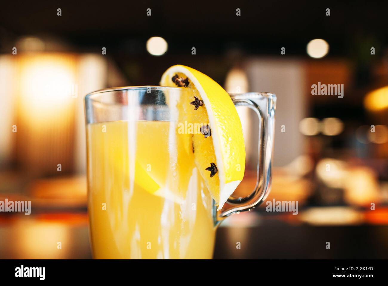 Tasse frischen Orangensaft an der Bar, Nahaufnahme Stockfoto