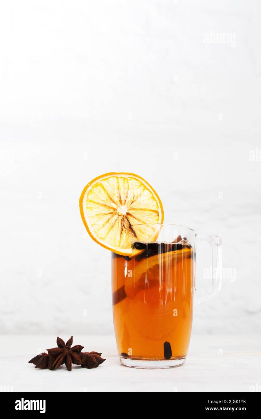 Tasse Tee mit Orange und Zimt auf Weiß Stockfoto