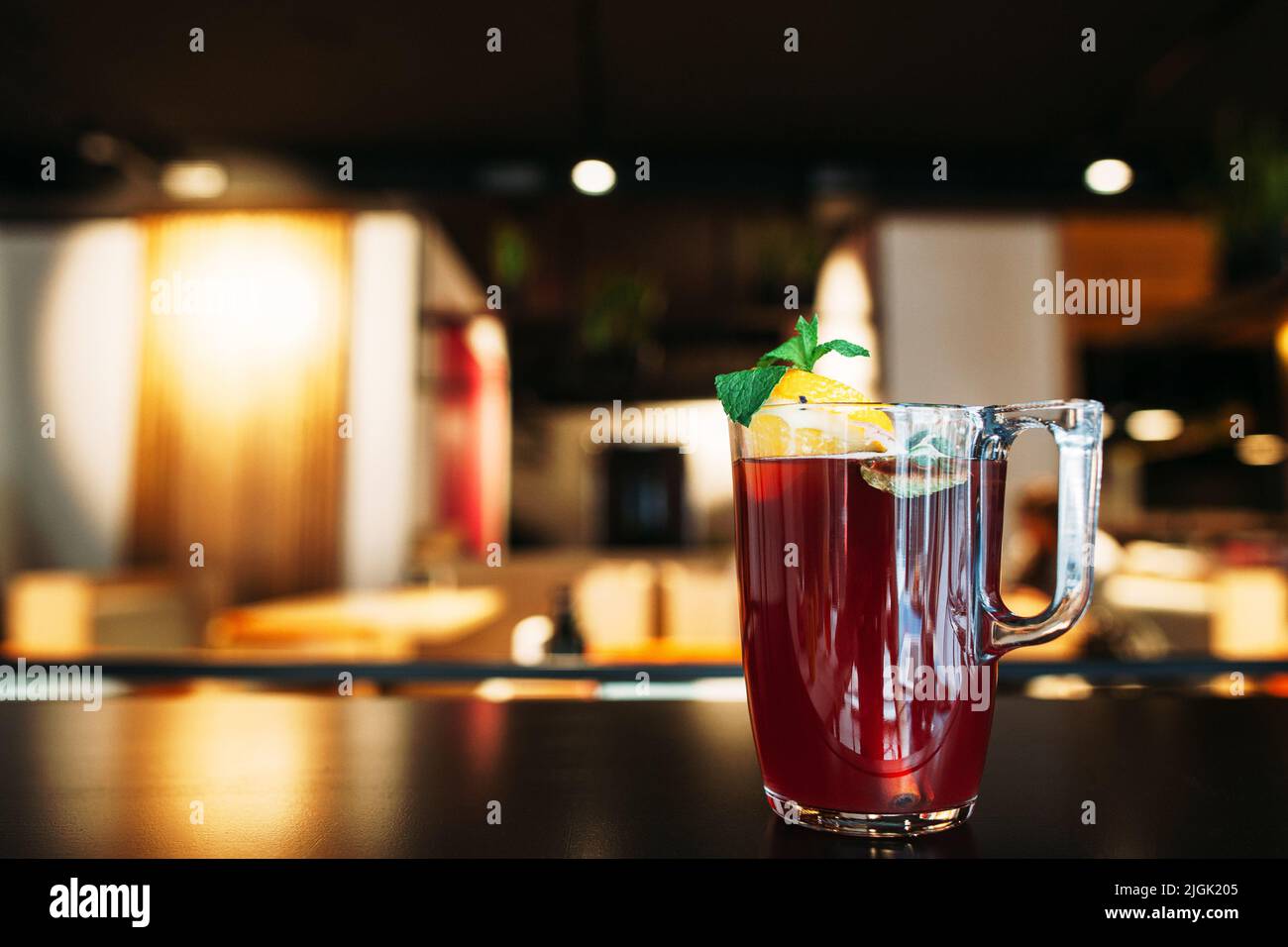 Ein Glas leckeren roten Punsch auf dem Restauranttisch Stockfoto